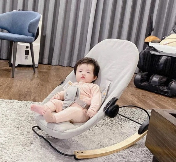Không chỉ xe đẩy, vợ chồng Đông Nhi - Ông Cao Thắng còn tậu cho Winnie chiếc ghế rung sản xuất tại Mỹ. Khi về đến Việt Nam, chiếc ghế rung này thường được bán với giá 16 triệu đồng chưa bao gồm phí vận chuyển. Ảnh: FB Đông Nhi