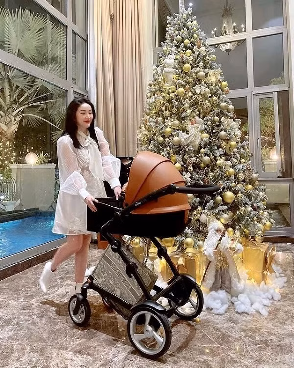Trong số đó phải kể đến bộ sưu tập xe đẩy của các "cậu ấm cô chiêu" nhà sao Việt. Đơn cử như chiếc xe đẩy 50 triệu đồng Bảo Thy mua cho con. Ảnh: FB Bảo Thy