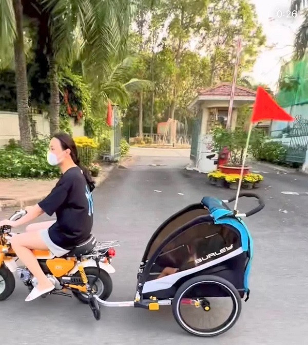 Ngoài ra, ông xã Đàm Thu Trang còn chơi lớn, mua chiếc xe kéo Burley Encore X trị giá 16 triệu chỉ để vợ và con gái đi dạo trong khuôn viên nhà. Ảnh: FBNV