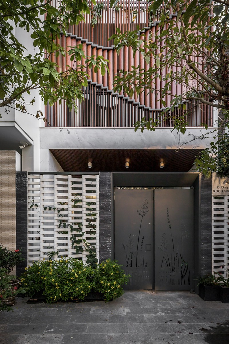 Hệ cửa kính lùa bên trong và điều chỉnh hệ lam gỗ xoay mở để gió mát tự nhiên vào bên trong nhà.