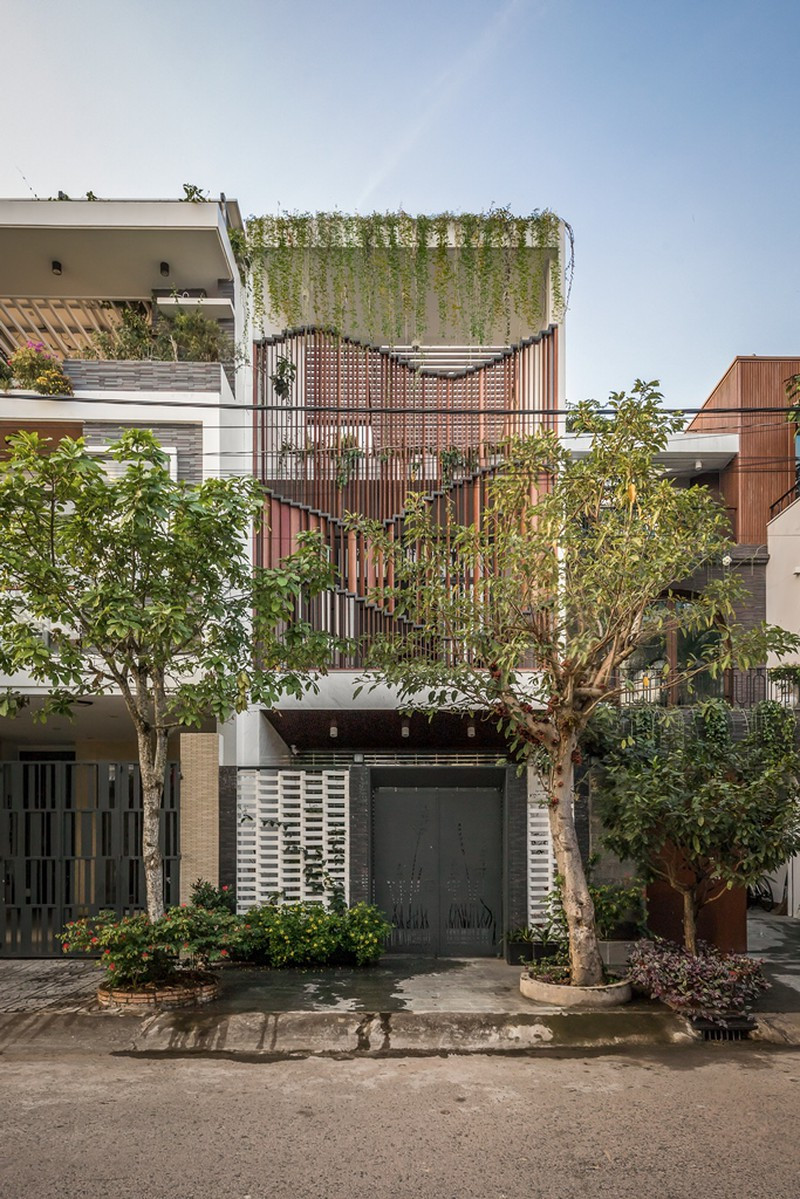 Flexible Façade House là ngôi nhà ở kết hợp kinh doanh với những đường nét kiến trúc độc đáo và có nhiều nét khác biệt so với kiến trúc nhà phố điển hình ở đô thị Việt Nam.