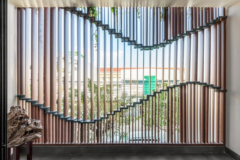 Hệ lam gỗ được thiết kế để mọi thanh lam đều có thể xoay quanh một trục 360 độ, giúp cho chủ nhà có thể sử dụng một cách rất linh hoạt.