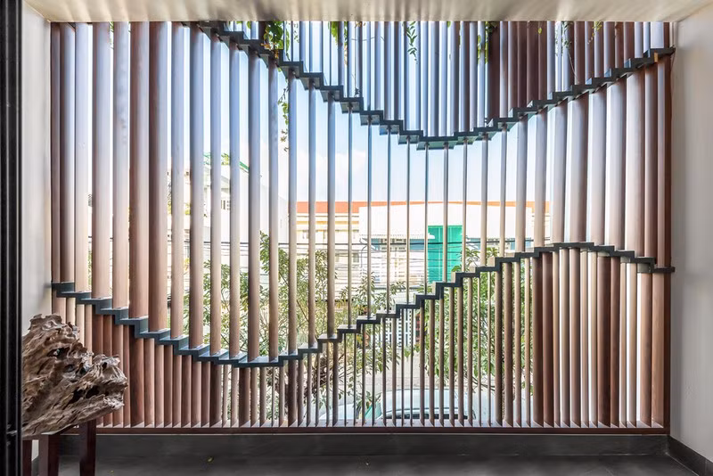 Hệ lam gỗ được thiết kế để mọi thanh lam đều có thể xoay quanh một trục 360 độ, giúp cho chủ nhà có thể sử dụng một cách rất linh hoạt.