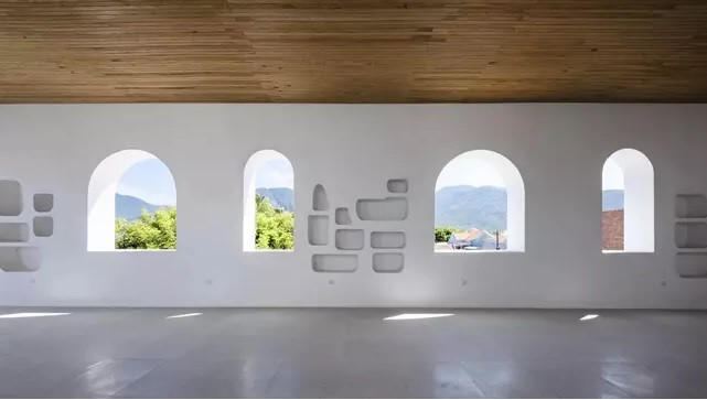 Không chỉ hướng biển, căn biệt thự còn có thể trông thấy cảnh núi non hùng vĩ từ phía bên phải. Ảnh: FBNV