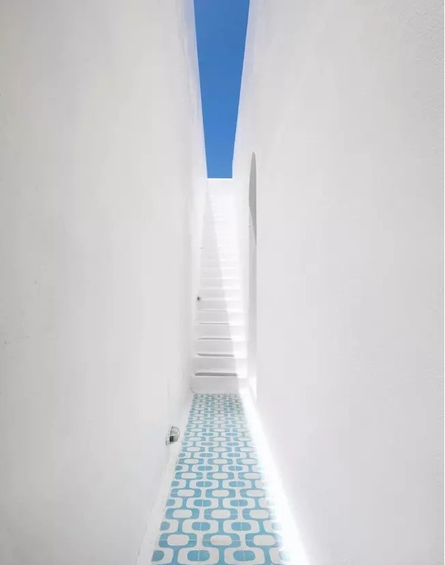 Cầu thang hẹp kết hợp tông màu trắng 2 bên, khiến người đi có cảm giác chạm đến bầu trời. Ảnh: FBNV