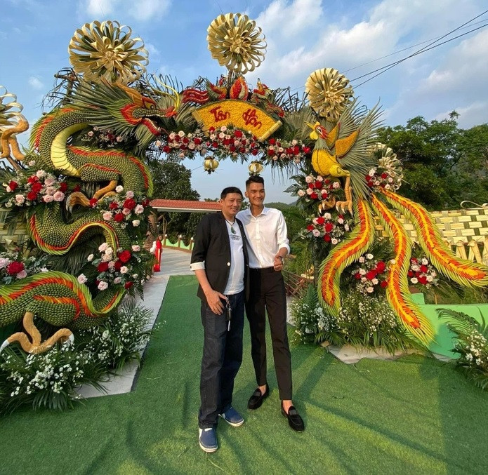 Cổng cưới thiết kế rồng phượng nổi bật cả một vùng. Ảnh: 2sao
