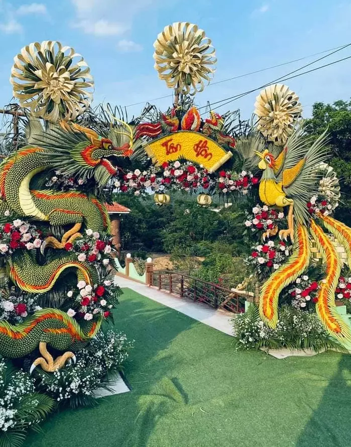 Để chuẩn bị cho ngày trọng đại, Mạc Văn Khoa đã chuẩn bị dựng cổng rạp trong suốt 5 ngày, 5 đêm. Người trong cuộc tiết lộ, chiếc cổng theo concept cưới miền Tây, thiết kế rồng phượng. Ảnh: 2sao