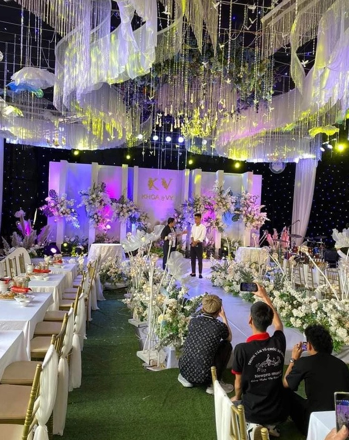 Phía trên là ánh đèn lấp lánh nhìn không khác gì cung điện. Ảnh: Saostar