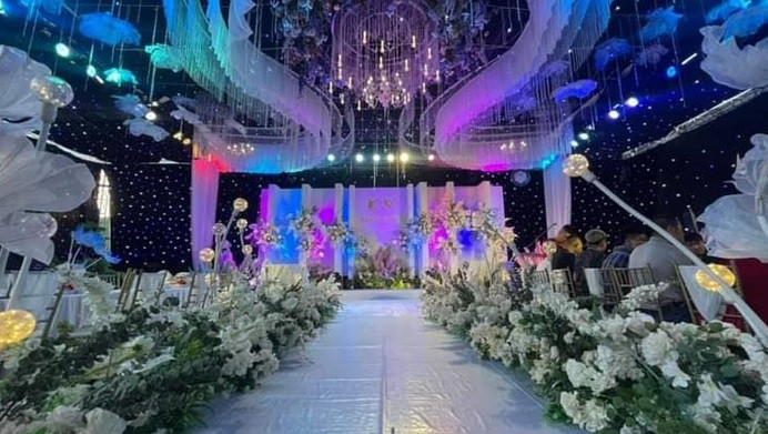 Không gian bên trong tiệc cưới của Mạc Văn Khoa được trang hoàng vô cùng lộng lẫy, phủ kín hoa tươi. Ảnh: 2sao