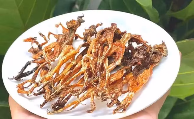 Con nhái được làm sạch, lột da, tẩm ướp gia vị cho thật ngấm rồi phơi nắng. Vì thế, nhiều người nhìn thấy cảm giác "rợn người". Ảnh: Internet