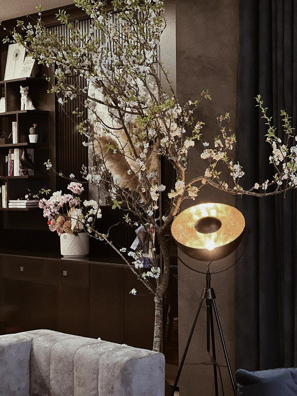 Có vẻ như cả Tú Anh và mẹ đều rất yêu hoa. Nguồn ảnh: FBNV