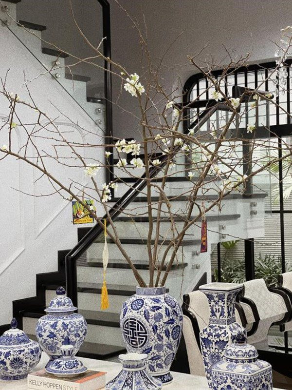 Đáng chú ý, nhà riêng của Á hậu Tú Anh và nhà mẹ Tú Anh có điểm tương đồng khá lớn khi cùng tông màu đen - vàng - trắng.