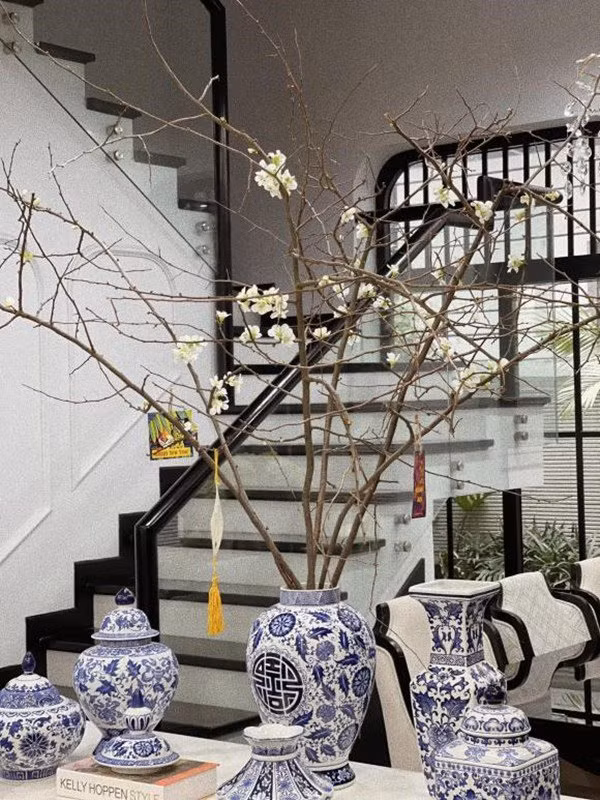 Đáng chú ý, nhà riêng của Á hậu Tú Anh và nhà mẹ Tú Anh có điểm tương đồng khá lớn khi cùng tông màu đen - vàng - trắng.