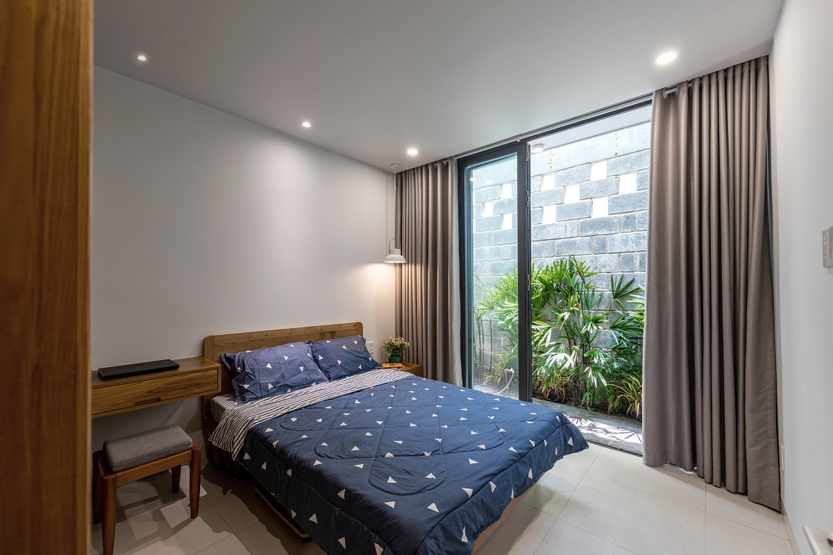 Các phòng đều tiếp xúc với cây xanh và được bố trí thông gió thụ động nên rất thông thoáng.