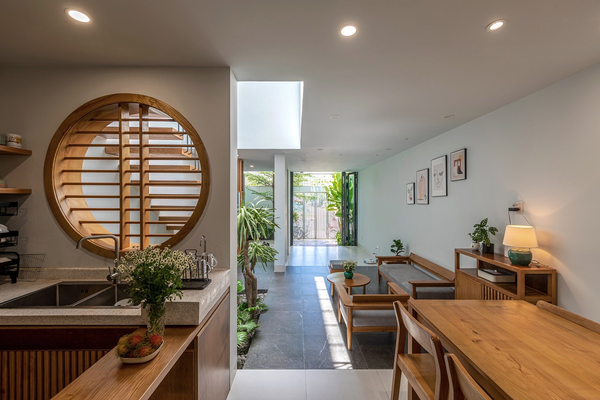 Giữa các khối cũng là vùng lấy sáng chính cho căn nhà, như một vùng trời riêng cho cái sân chung và cho cả ngôi nhà.