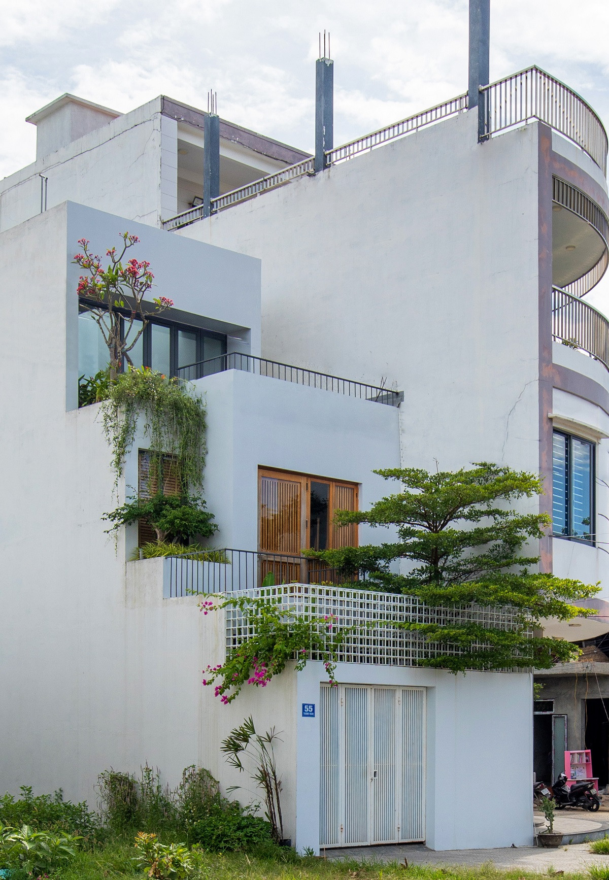 Nhìn tổng thể bên ngoài, các hình khối xếp chồng lên nhau tạo ban công lớn, lùi dần vào theo chiều cao giúp tạo ra sự kết nối. Đặc biệt, các ban công được sắp xếp như ruộng bậc thang.