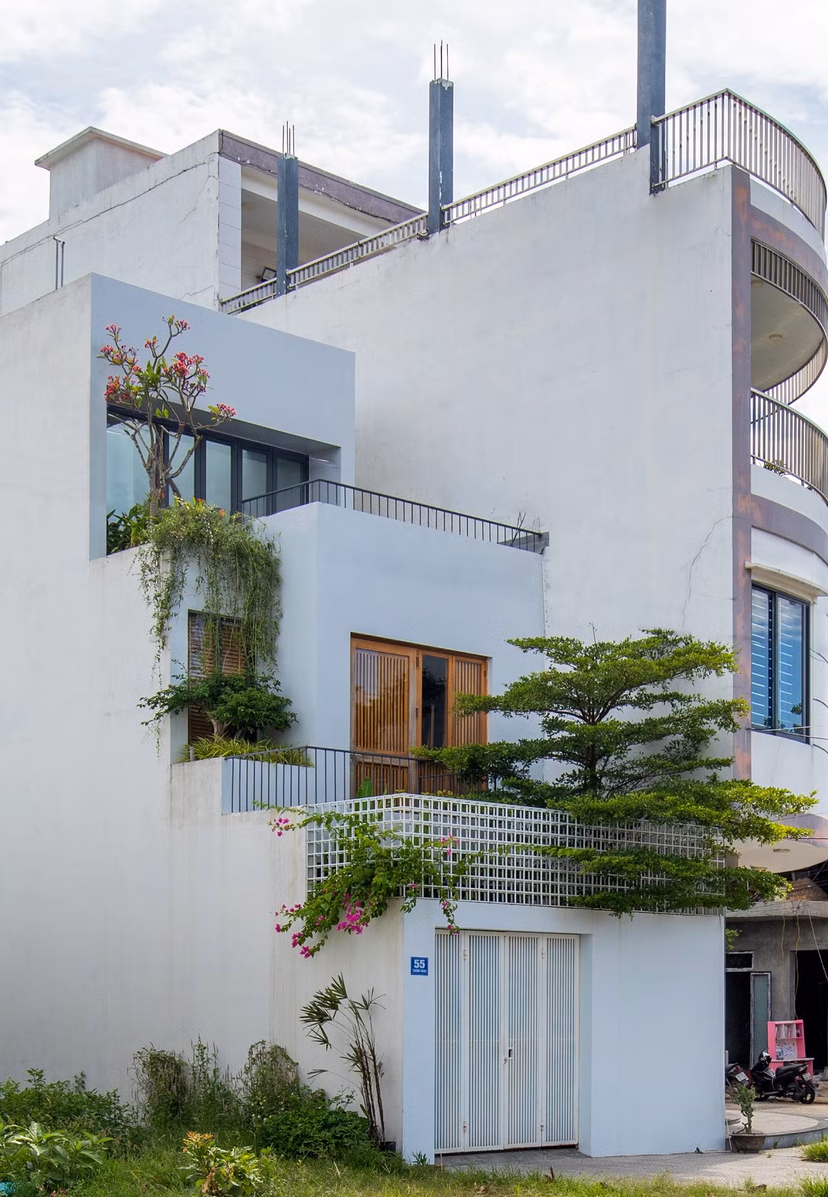 Nhìn tổng thể bên ngoài, các hình khối xếp chồng lên nhau tạo ban công lớn, lùi dần vào theo chiều cao giúp tạo ra sự kết nối. Đặc biệt, các ban công được sắp xếp như ruộng bậc thang.