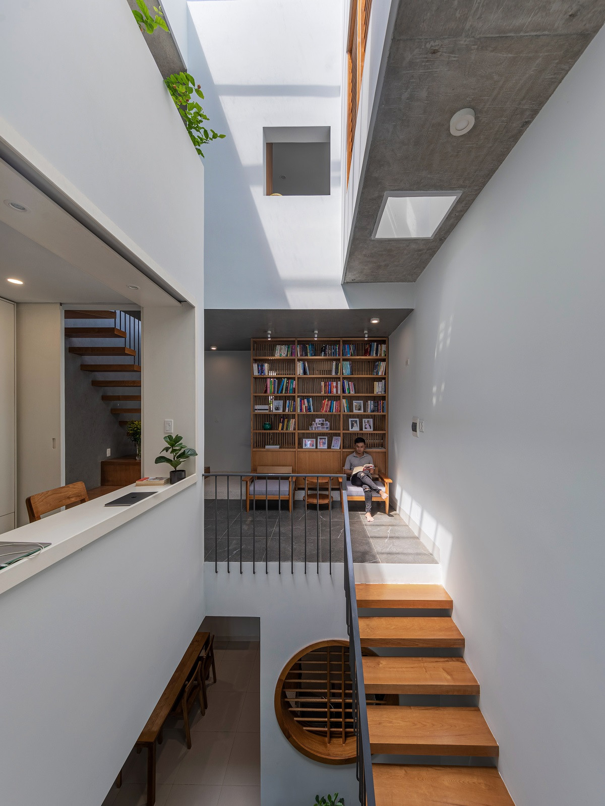 Theo kiến trúc sư, nhà phố có 2 lớp thông gió, 1 là thông gió cho từng phòng và 2 là thông gió cho toàn nhà.