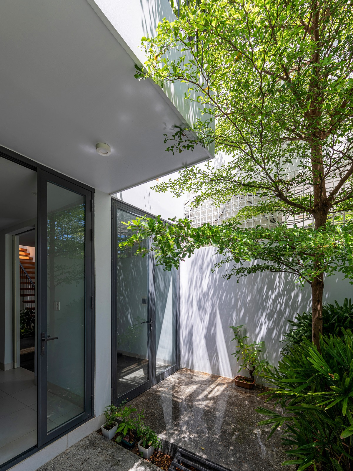 Để tạo ấn tượng và linh hoạt cho hình khối tổng thể cũng như không gian bên trong,các khối hộp được sắp xếp đan xen, xếp chồng lên nhau tạo cảm giác về một bố cục ngẫu nhiên.