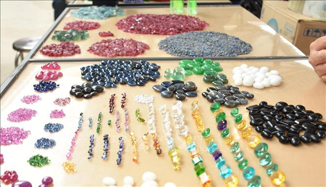 Những viên đá quý giá trị từ vài trăm nghìn, thậm chí hàng chục triệu đồng được bày bán la liệt trên mặt bàn gỗ như mớ rau. Ảnh: Báo tin tức