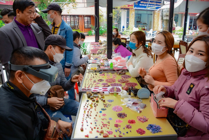 Chợ đá quý Lục Yên thường nhộn nhịp từ lúc 8 giờ và kết thúc lúc 11 giờ trưa, và thường đông nhất vào ngày cuối tuần. Ảnh: Phunumoi