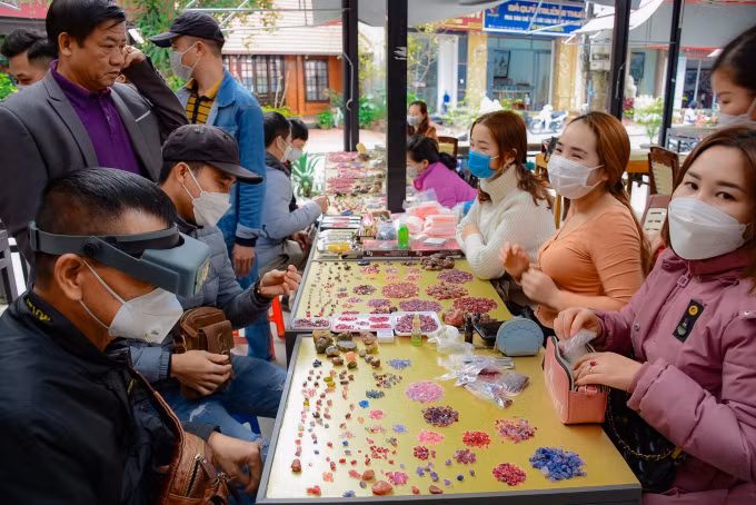 Chợ đá quý Lục Yên thường nhộn nhịp từ lúc 8 giờ và kết thúc lúc 11 giờ trưa, và thường đông nhất vào ngày cuối tuần. Ảnh: Phunumoi