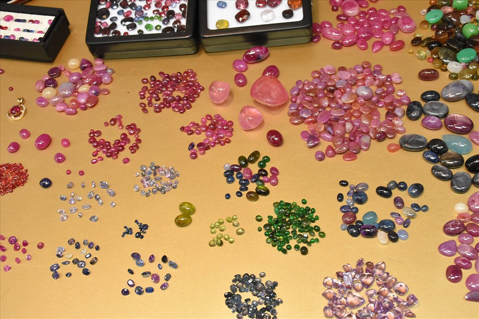Sản phẩm đá quý được bày bán nhiều nhất tại chợ này là Ruby, Saphia... những dòng đá quý có giá trị cao. Ảnh: Lao động