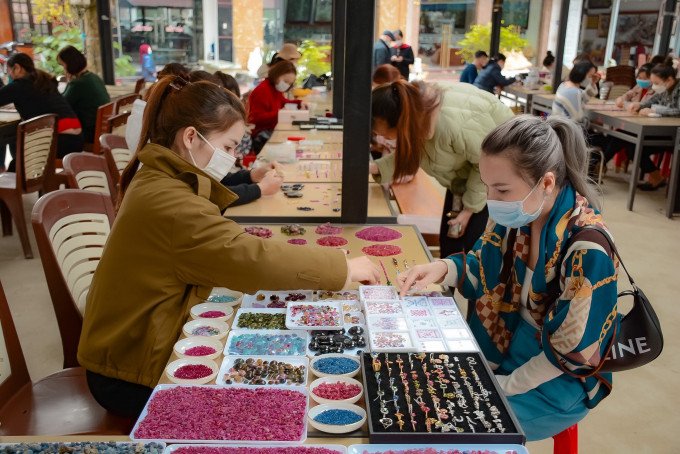 Từ 7 giờ sáng, những người bán đá đến chợ ngồi theo bàn đã đánh số thứ tự, bày các loại đá quý, rubi, và nhiều loại ngọc đá quý hiếm khác. Ảnh: Phunumoi