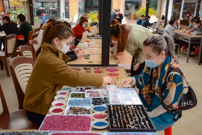 Từ 7 giờ sáng, những người bán đá đến chợ ngồi theo bàn đã đánh số thứ tự, bày các loại đá quý, rubi, và nhiều loại ngọc đá quý hiếm khác. Ảnh: Phunumoi