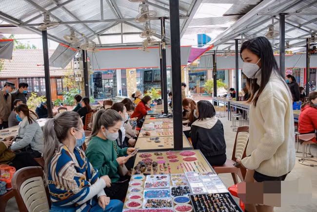 Đặc biệt, người kinh doanh chủ yếu tại đây là chị em phụ nữ. Ảnh: Phunumoi