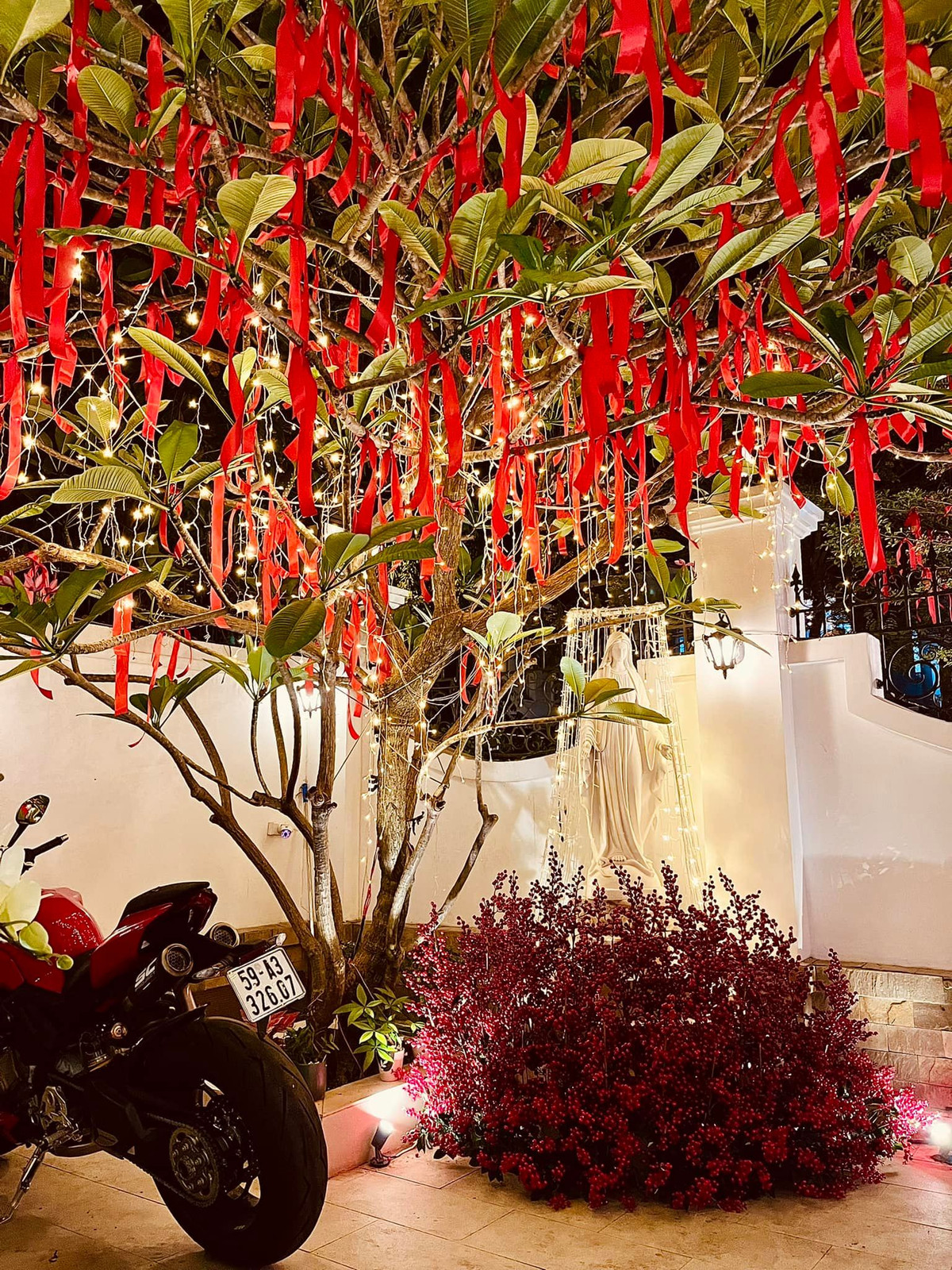 Toàn bộ không gian biệt thự của Di Băng được "thay áo mới" bằng màu đỏ chủ đạo.