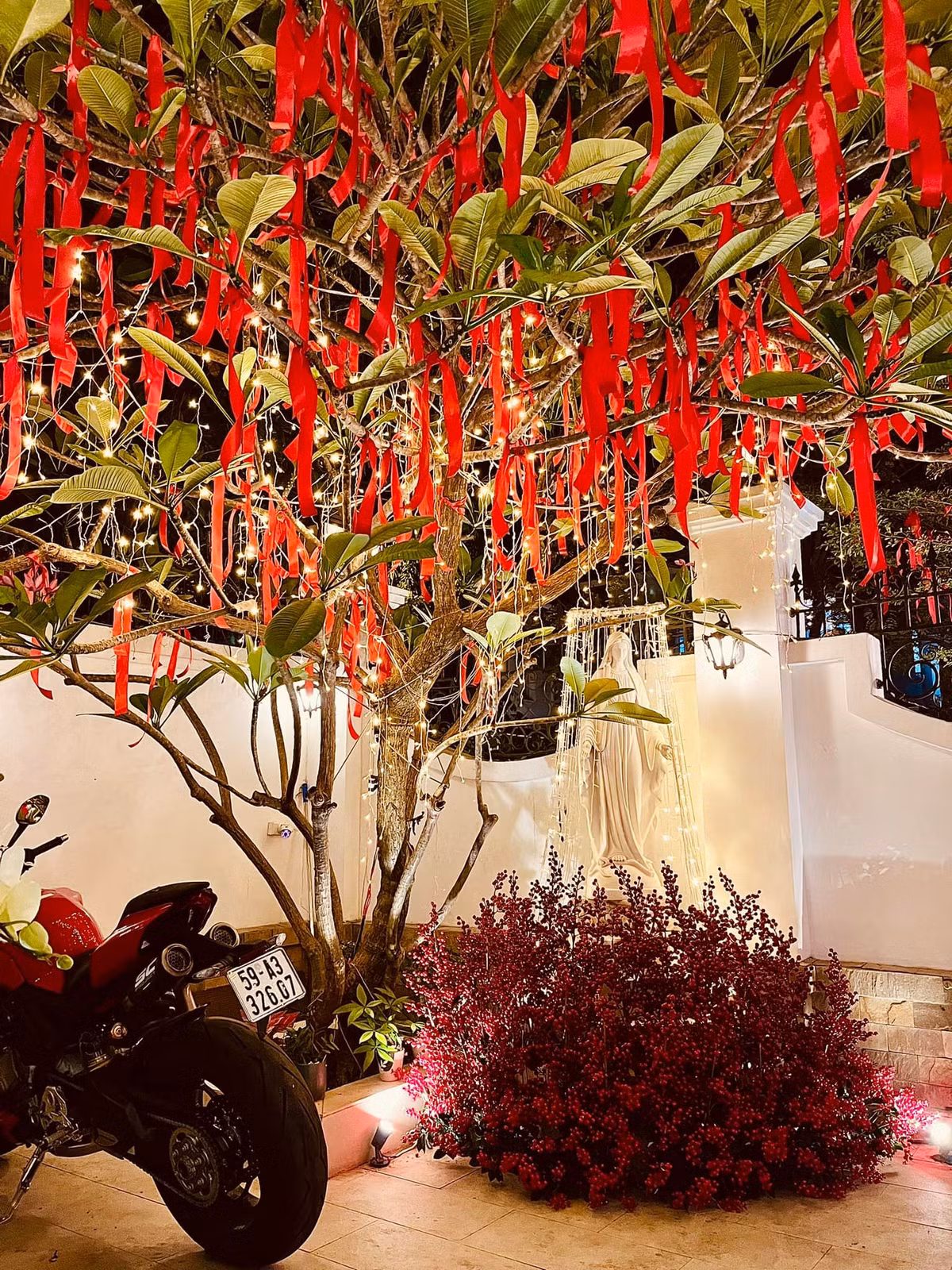 Toàn bộ không gian biệt thự của Di Băng được "thay áo mới" bằng màu đỏ chủ đạo.