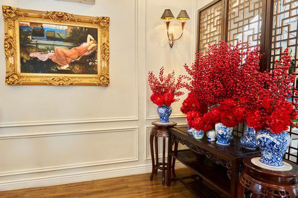 Bên trong một góc biệt thự của Đoàn Di Băng được trang trí rực rỡ với giấy dán tường màu đỏ, bình mai, rổ lì xì...