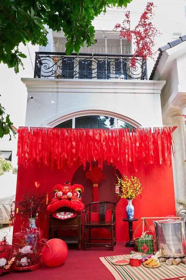 Đi vào sân là khu vực trang trí Tết cổ truyền để chụp ảnh với hoa quả, bánh chưng, giò lụa...