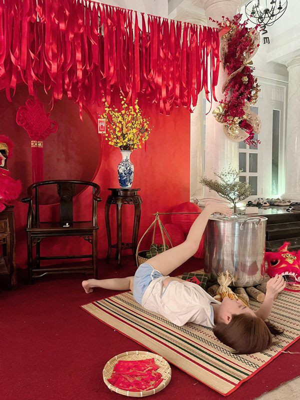 Phụ kiện đi kèm là đòn gánh và chiếc nồi luộc bánh.