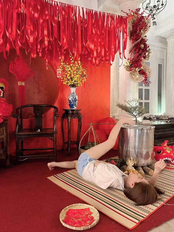 Phụ kiện đi kèm là đòn gánh và chiếc nồi luộc bánh.