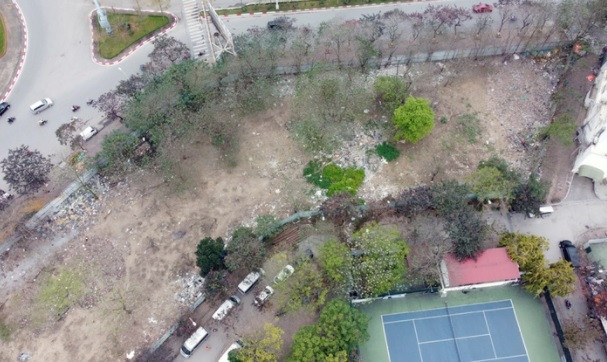 Thời điểm đấu giá quyền sử dụng đất vào cuối năm 2008, khu đất có mật độ xây dựng 54%, tầng cao trung bình cho phép là 15, chức năng sử dụng là "thương mại dịch vụ và văn phòng làm việc".