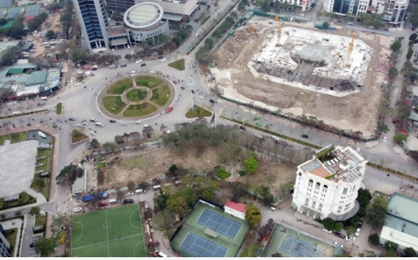 Theo tìm hiểu của VietnamFinance, khu đất hơn 5.000m2 tại nút giao Tôn Thất Thuyết - Trần Thái Tông - Phạm Văn Bạch (Cầu Giấy, Hà Nội) được thành phố Hà Nội bàn giao cho một nggân hàng từ năm 2008 để xây trụ sở chính.