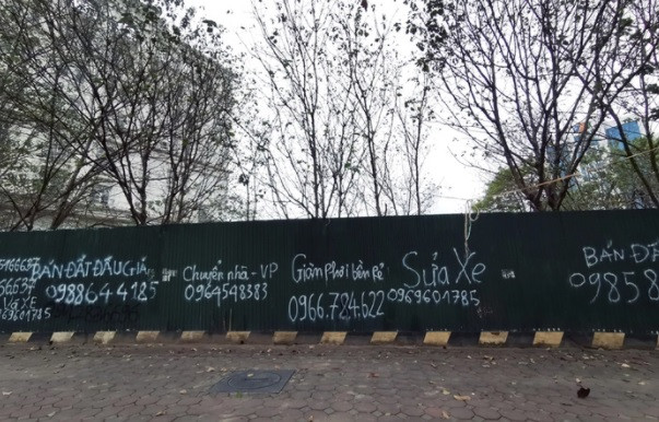 Khu vực tiếp giáp với đường Trần Thái Tông được quây tôn kín, chi chít sơn vẽ.