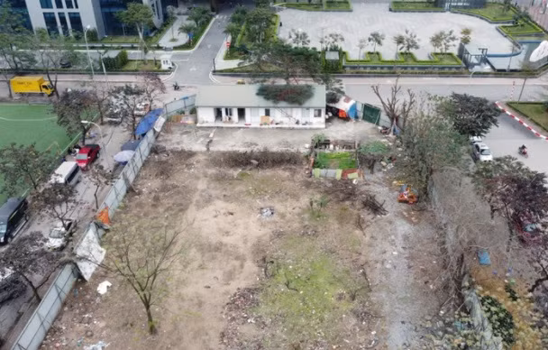 Theo ghi nhận của VietnamFinance, khu đất này hiện có một khu nhà lợp mái tôn, có vườn trồng rau.