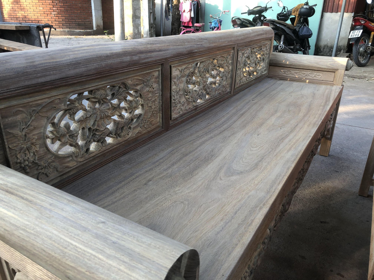 Trường kỷ phải được làm bằng những loại gỗ tốt như gỗ lim, gỗ cẩm...và bằng phương pháp hoàn toàn thủ công để đem lại độ bền đẹp tốt nhất. Ảnh: Facebook