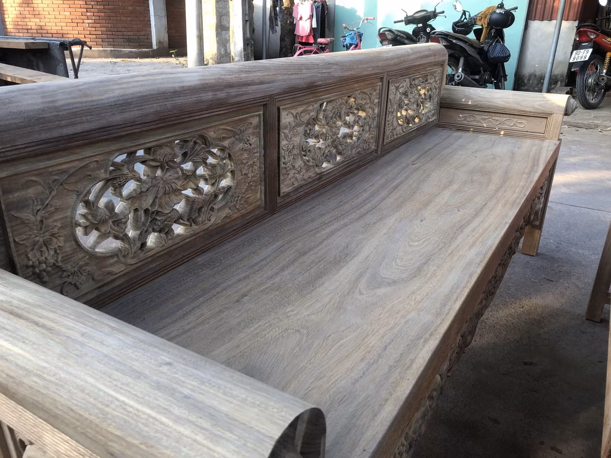 Trường kỷ phải được làm bằng những loại gỗ tốt như gỗ lim, gỗ cẩm...và bằng phương pháp hoàn toàn thủ công để đem lại độ bền đẹp tốt nhất. Ảnh: Facebook