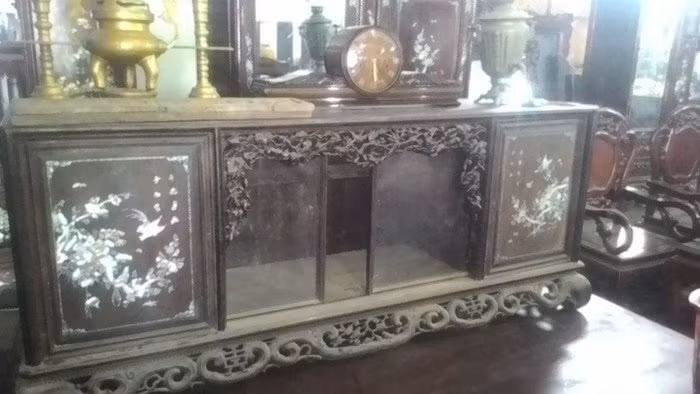 Cùng với trường kỷ, tủ chè cũng là nội thất không thể thiếu trong nhà đại gia Việt thời xưa. Ảnh: Rongbay