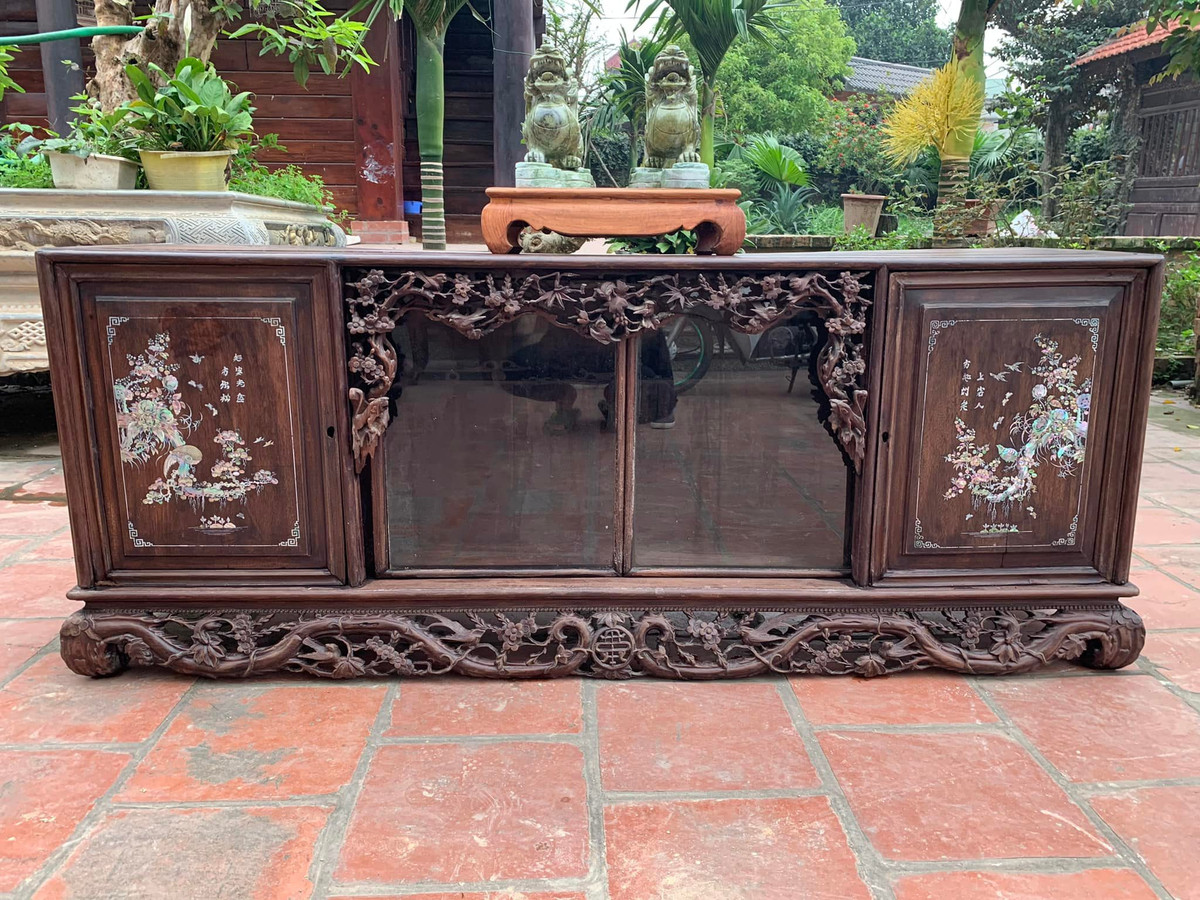 Tủ chè được thiết kế theo hình chữ nhật nằm với hai ngăn tủ có cánh được chạm khắc, khảm trai tinh tế. Ảnh: Facebook