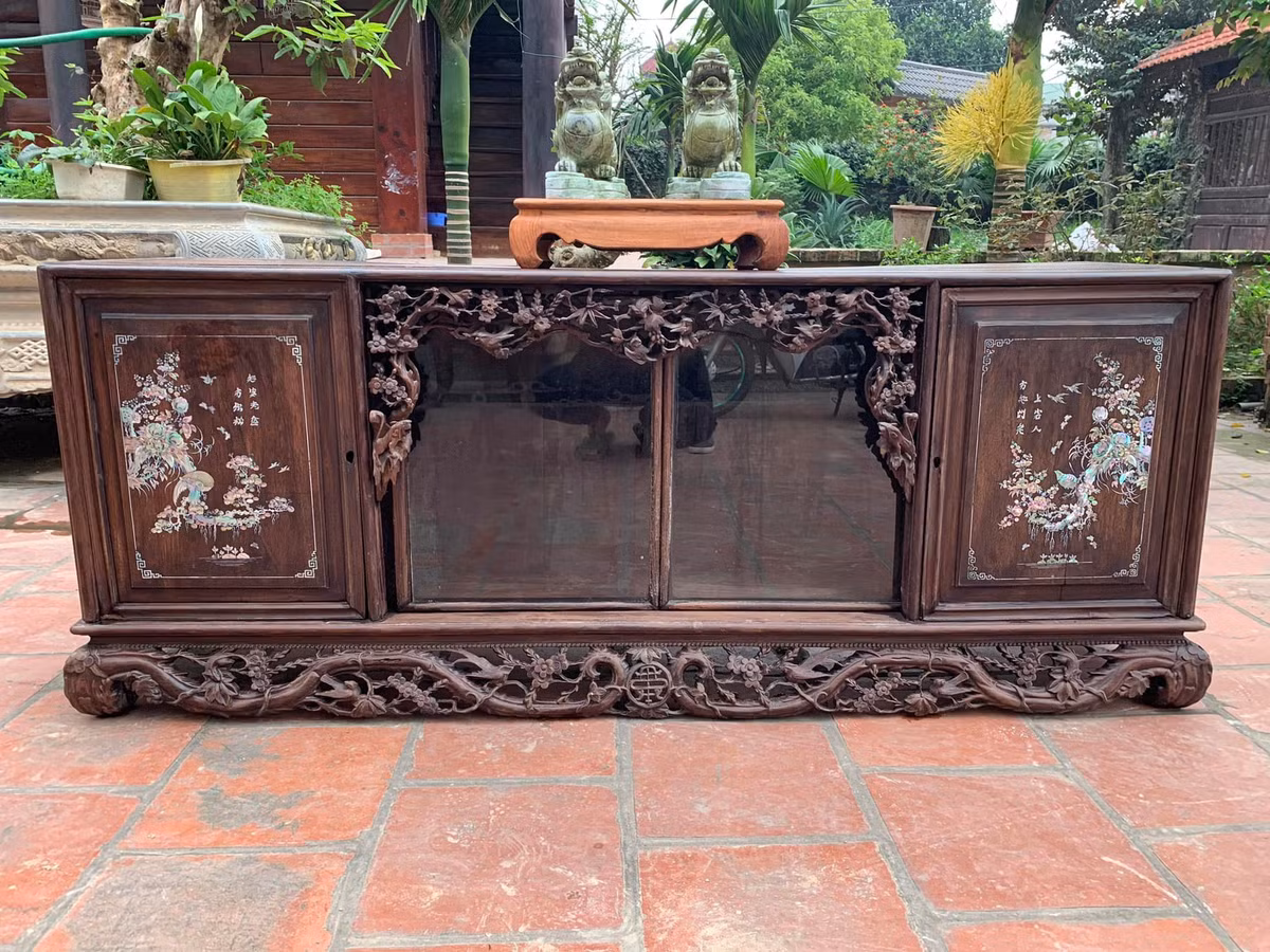 Tủ chè được thiết kế theo hình chữ nhật nằm với hai ngăn tủ có cánh được chạm khắc, khảm trai tinh tế. Ảnh: Facebook