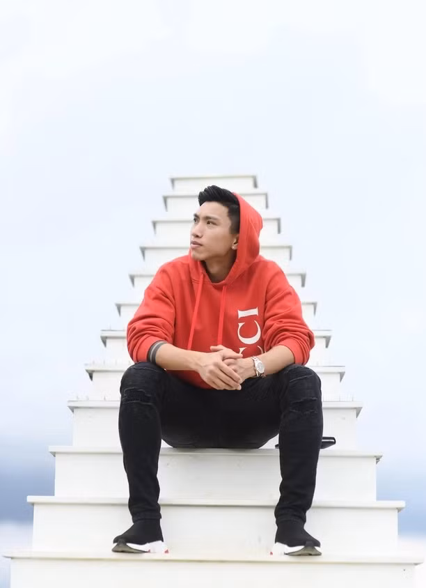 Văn Hậu không tiếc tiền chi cho các món đồ hàng hiệu. Ảnh: FBNV