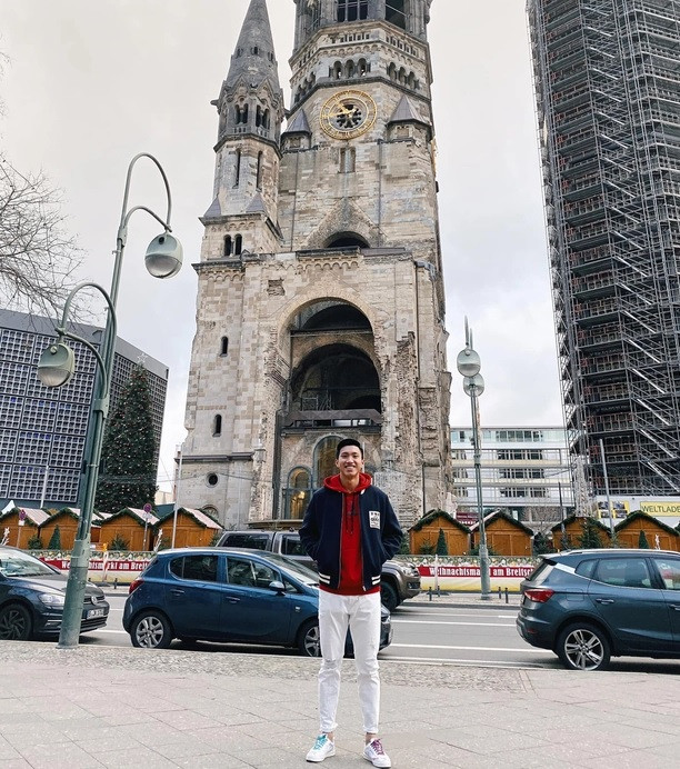 Ngoài ra, cầu thủ Đoàn Văn Hậu còn khoác lên mình nhiều phụ kiện hàng hiệu đắt đỏ. Năm 2020, Văn Hậu từng khoác chiếc áo Gucci Worldwide Bomber có giá 926 USD (gần 21,5 triệu đồng). Ảnh: FBNV