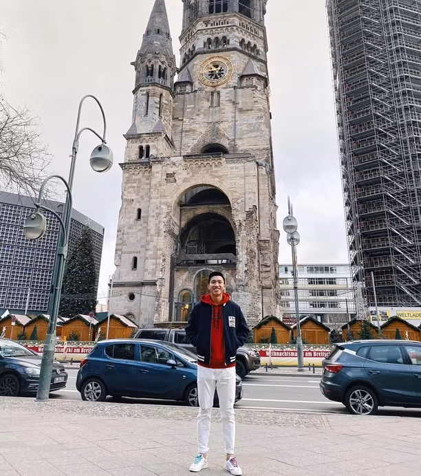 Ngoài ra, cầu thủ Đoàn Văn Hậu còn khoác lên mình nhiều phụ kiện hàng hiệu đắt đỏ. Năm 2020, Văn Hậu từng khoác chiếc áo Gucci Worldwide Bomber có giá 926 USD (gần 21,5 triệu đồng). Ảnh: FBNV