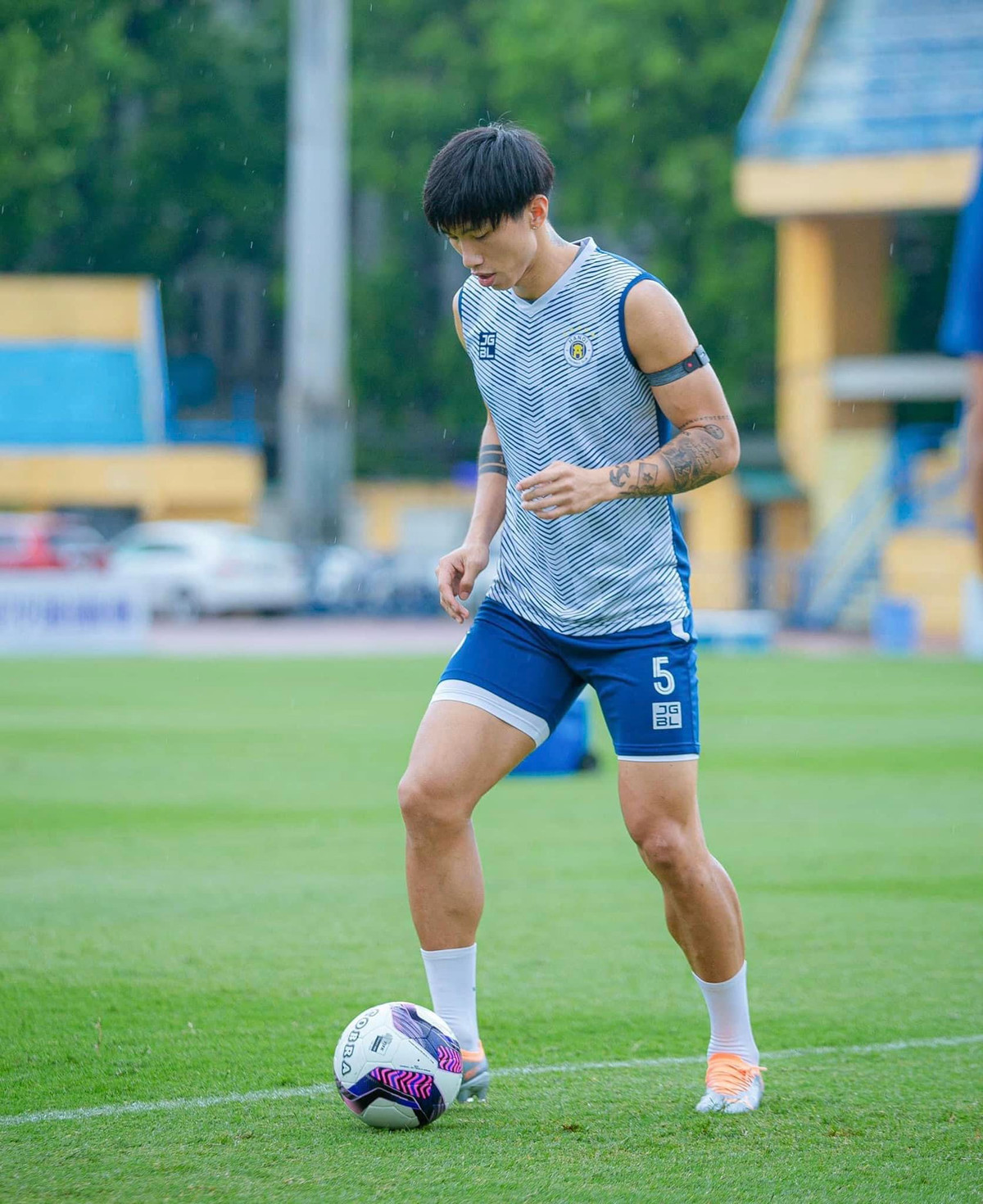 Văn Hậu cũng là cầu thủ Việt Nam đầu tiên sang Hà Lan thi đấu (khoác áo SC Heerenveen) với mức lương khoảng 450.000 euro/năm. Ảnh: FB Đoàn Văn Hậu