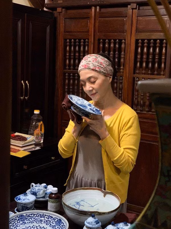 NSND Lê Khanh chia sẻ cảm thấy sung sướng nhất là có thời gian hưởng thụ đời sống gia đình bên bố mẹ, người thân...